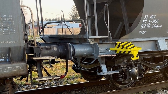 Mladík vyliezol v Galante na vlak. Po zásahu silou 25-tisíc voltov zomieral pred očami priateľky