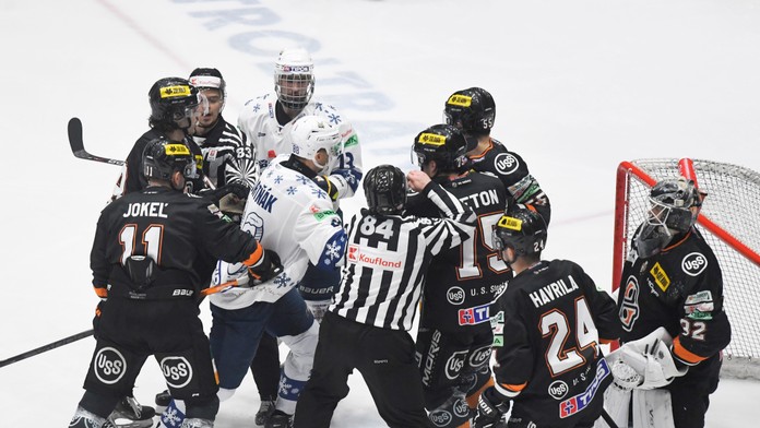 Šarvátka pred bránou Košíc v zápase 29. kola hokejovej Tipos extraligy HK Spišská Nová Ves – HC Košice