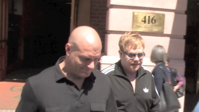 Na archívnej snímka z roku 2014 zľava Jeffrey Wenninger a Elton John.