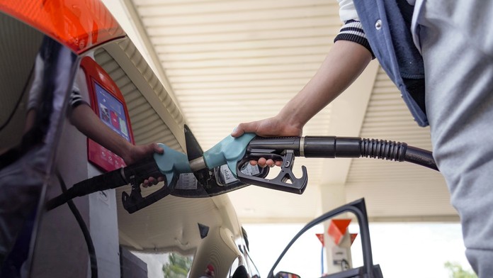 Muž tankuje benzín na pumpe 