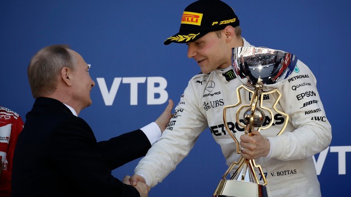 Valtteri Bottas prijíma gratuláciu od ruského prezidenta Vladimira Putina.