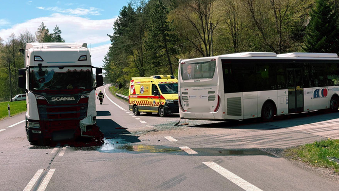 Nehoda kamióna a autobusu.