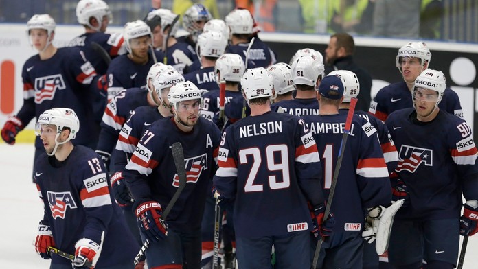 Na snímke hráči USA oslavujú víťazstvo 