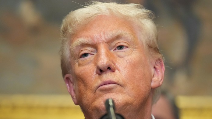 Trump splnil svoje hrozby. Dodatočnými clami potrestal prvú krajinu, ktorá dováža ruskú ropu