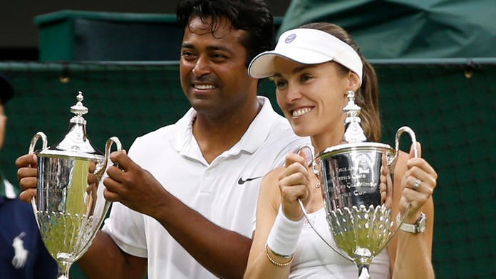 Leander Paes a Martina Hingisová s wimbledonskými trofejami v mixe.