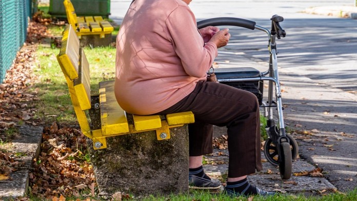 Seniorka na lavičke (ilustračná snímka)