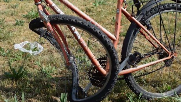 Mužov zdemolovaný bicykel.