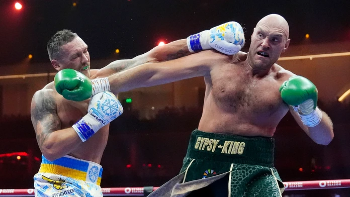 Ukrajinský boxer Oleksandr Usyk (vľavo) a britský boxer Tyson Fury bojujú v očakávanom súboji o šampióna ťažkej váhy.