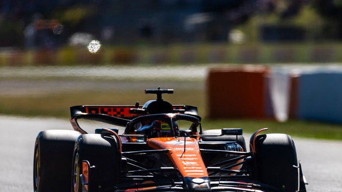 Kvalifikáciu v Španielsku ovládli jazdci McLarenu.  Verstappen s Russellom mali identický čas