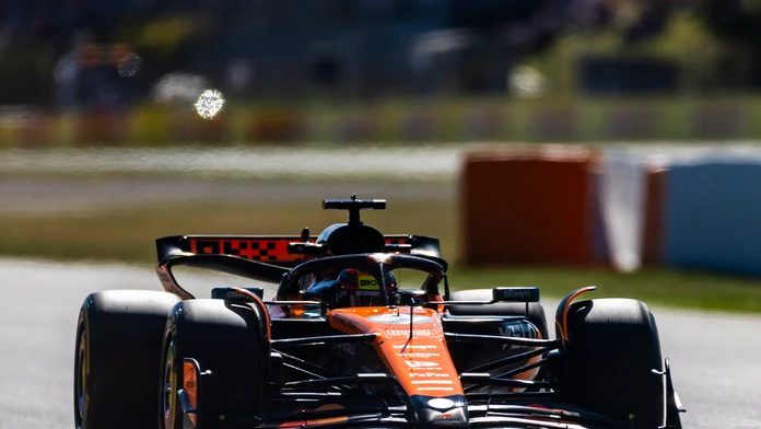 Kvalifikáciu v Španielsku ovládli jazdci McLarenu.  Verstappen s Russellom mali identický čas