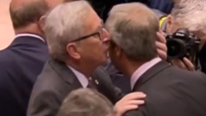 Juncker sa s Farageom nakoniec priateľsky rozlúčil