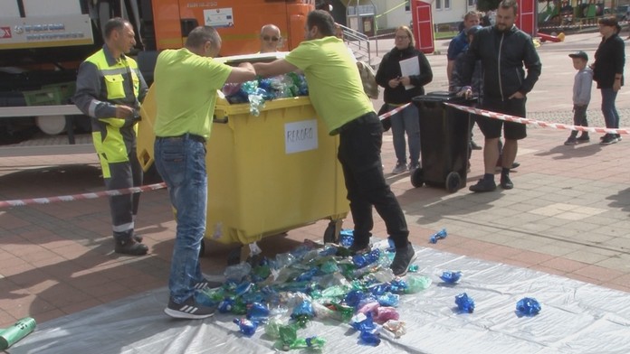 Koľko stlačených fliaš sa zmestí do 1 100 litrového kontajnera? Svidníčania prekonali rekord