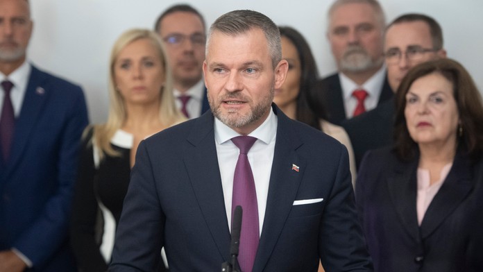 Peter Pellegrini pri podpise koaličnej zmluvy.