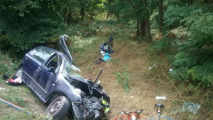 Zdemolované auto po zrážke s kamiónom