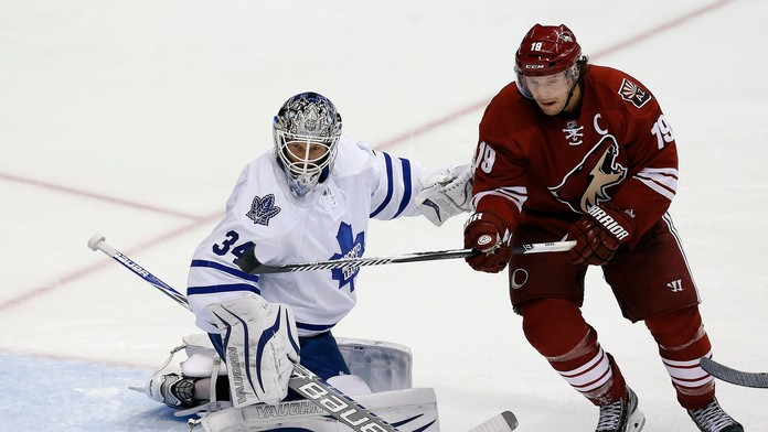 Brankár Toronta James Riemer a hráč Coyotes Shane Doan.