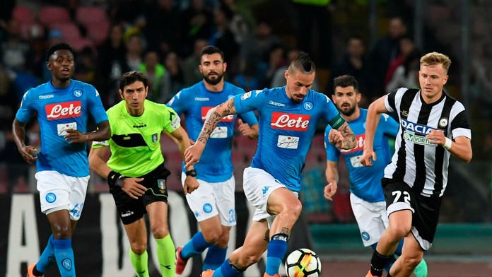 Marek Hamšík s loptou počas zápasu Serie A Neapol - Udinese.
