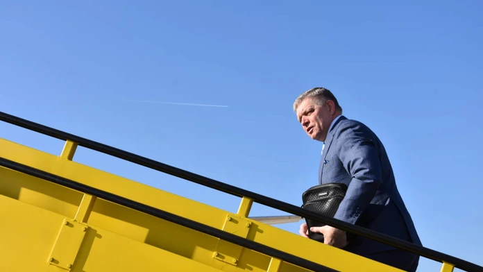 Na snímke premiér Robert Fico nastupuje do lietadla na letisku M.R. Štefánika v Bratislave.