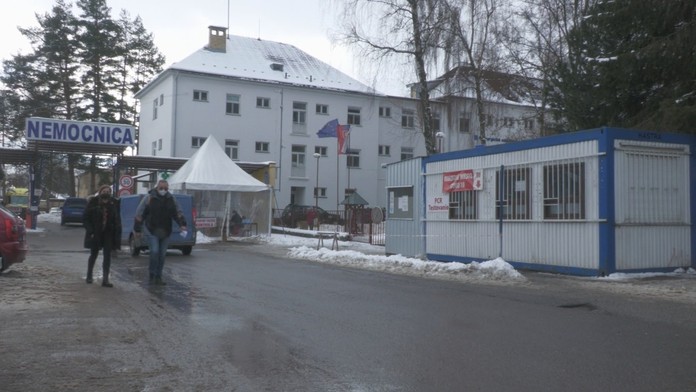 Oblasť Oravy zasiahla aj štvrtá vlna. Infikovaní už vplývajú na chod firiem a záťaž nemocnice