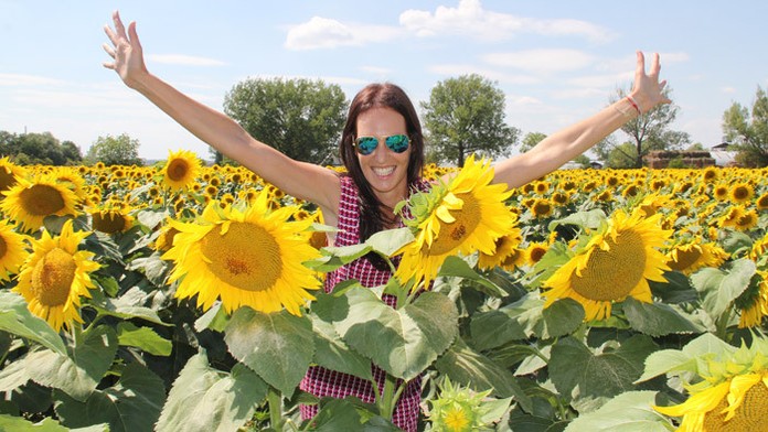 Lenka Debnárová v záplave lúčov a slnečníc