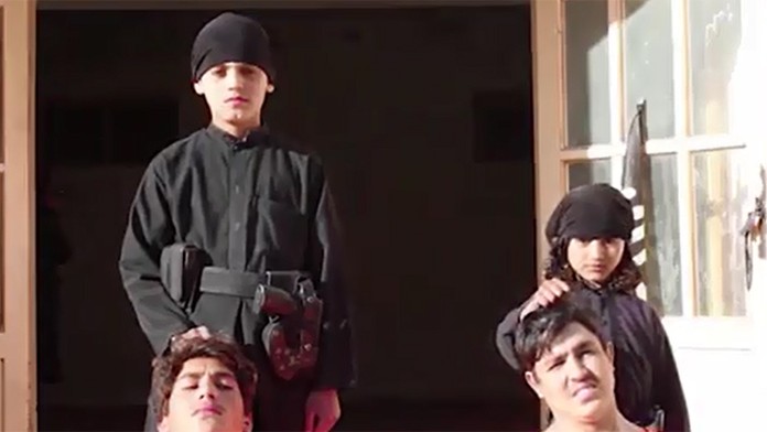 Dvaja malí chlapci vykonanvájú popravu v Afganistane.