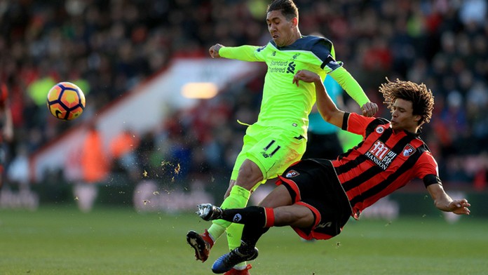 Na archívnej snímke Roberto Firmino (vľavo) a Nathan Ake.