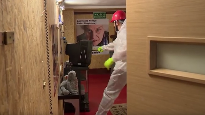 Zákazník demoluje veci v miestnosti 