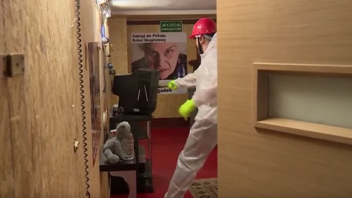 Zákazník demoluje veci v miestnosti 
