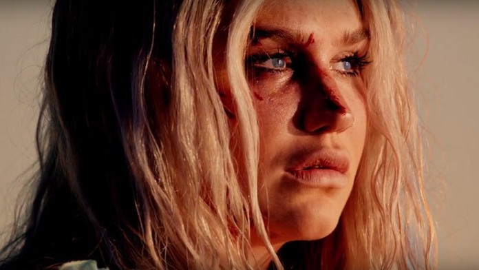 Kesha vo videoklipe ku skladbe Praying