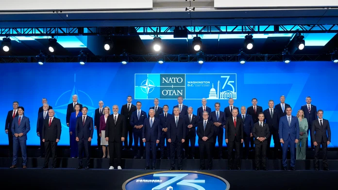 Lídri krajín NATO pózujú pre spoločnú fotografiu na summite NATO.
