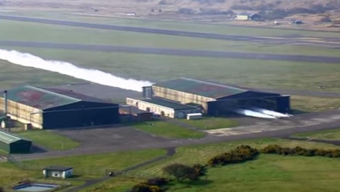 Britskí piloti preleteli hangárom.