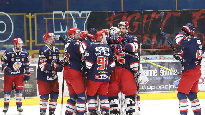 Hráči Zvolena oslavujú víťazstvo nad Slovanom a postup do finále play off.