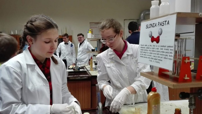 Nádejná biomedička Paulína (v strede) pocítila dôsledky brexitu na vlastnej koži.