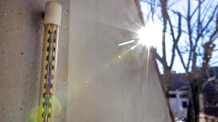 Teplota na exteriérovom teplomere ukazuje 18,4 stupňa Celzia napoludnie v Bratislave.