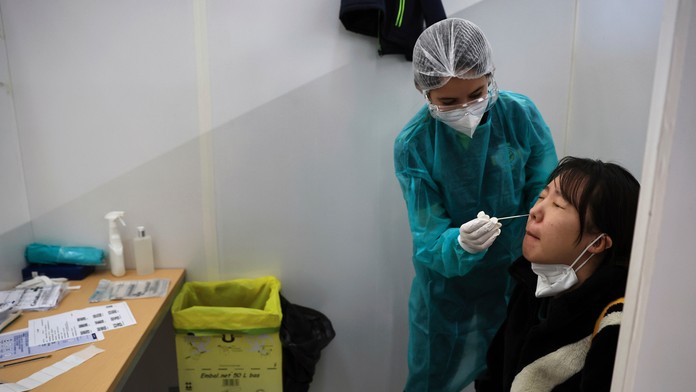 Čína pohrozila protiopatreniami za povinné testovanie cestujúcich