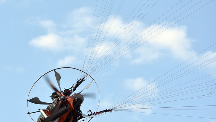 Pri Vranove nad Topľou vrtuľa paramotora dokaličila muža a malého chlapca