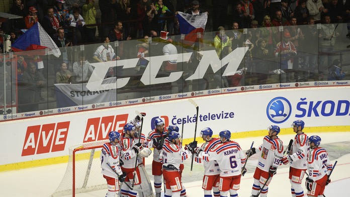 Na snímke radosť českých hokejistov z víťazstva v druhom zápase záverečnej prípravy na majstrovstvá sveta.
