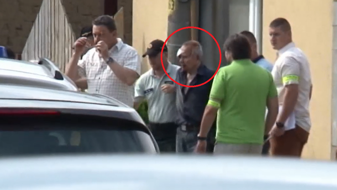 Údajného strelca odvádza polícia