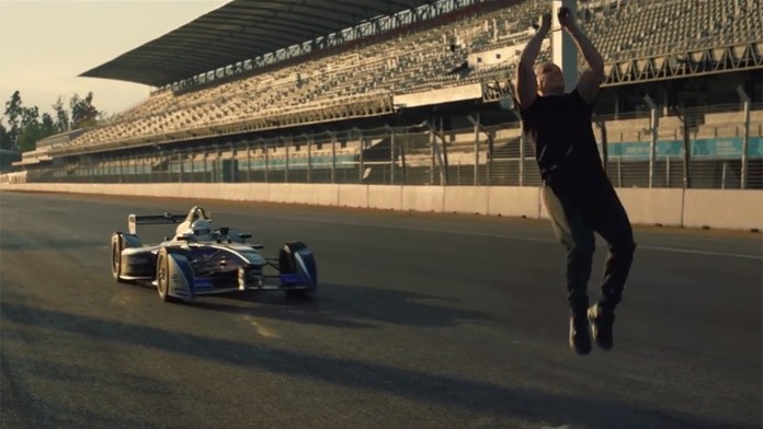 Hollywoodský kaskadér predviedol husársky kúsok.