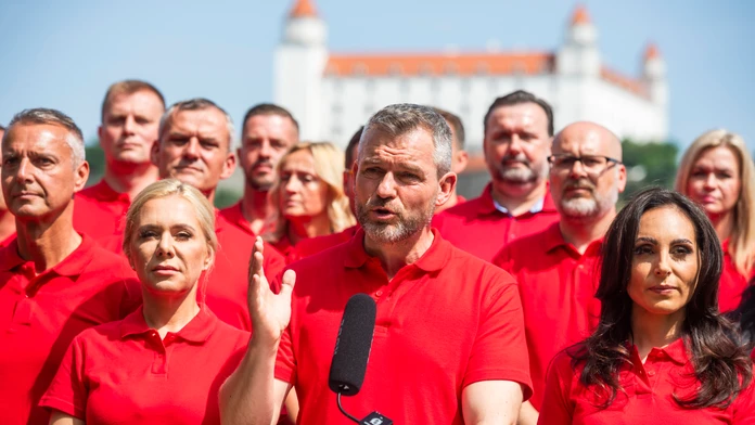Na snímke Peter Pellegrini, Denisa Saková a Zuzana Dolinková z Hlasu-SD.