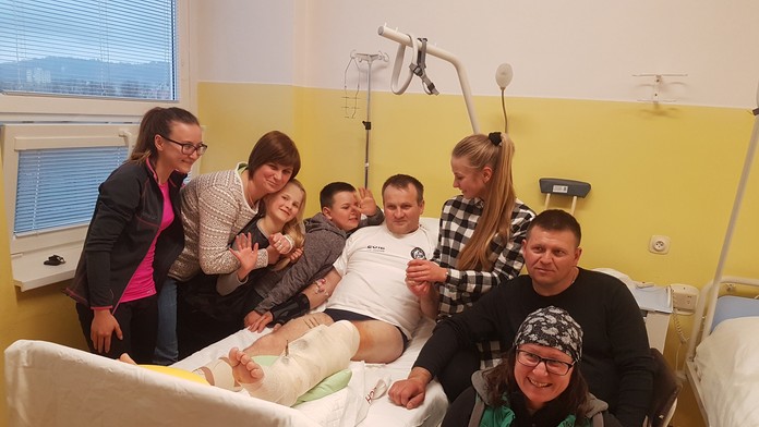 Muž z odťahovej služby s najlbližšími.