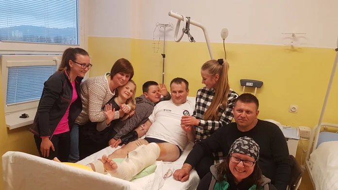 Muž z odťahovej služby s najlbližšími.