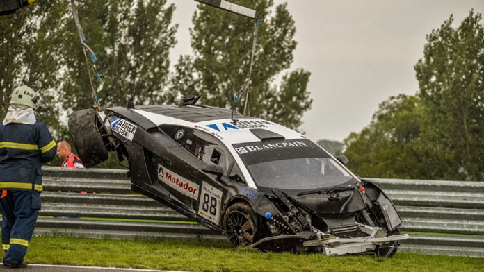 Ťažká havária slovenského pretekára Tomáša Engeho na Lamborghini v Orechovej Potôni.