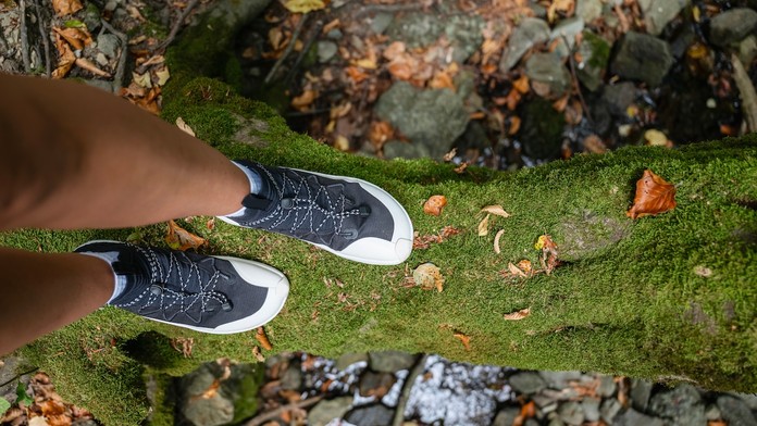 Barefoot turistika: Oslobodzujúci návrat k prírode alebo hazard so zdravím?