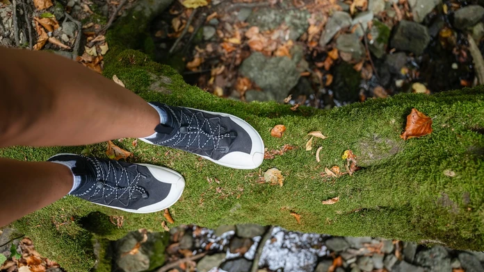 Barefoot turistika: Oslobodzujúci návrat k prírode alebo hazard so zdravím?