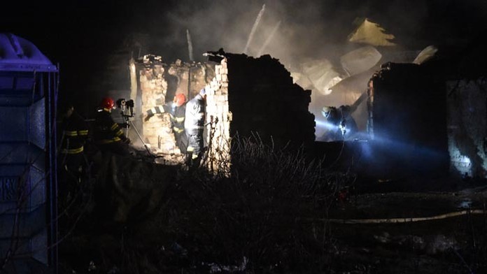 Na snímke tragický požiar, ku ktorému došlo večer 17. decembra 2015 v rómskej osade v obci Sačurov.