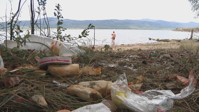 Medzi odpadkami sú aj zvyšky jedla. Opečené klobásy a nedojedené pečivo. 