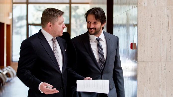 Premiér Robert Fico a minister Robert Kaliňák prichádzajú na rokovanie vlády