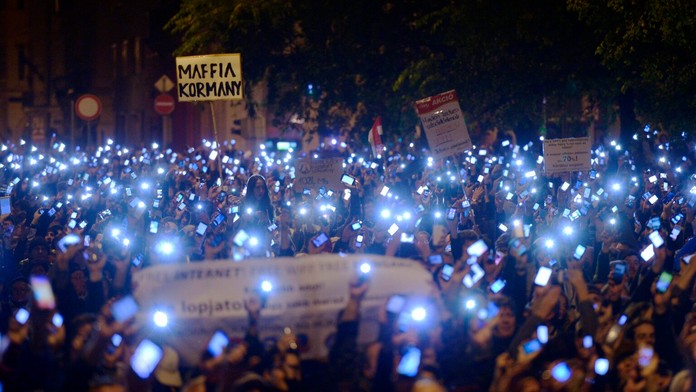 Desaťtisíce Maďarov protestovalo proti zavedeniu dane z internetu