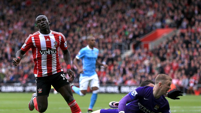 Vľavo Sadio Mane (Southampton) sa teší po strelení gólu do siete Manchester City.
