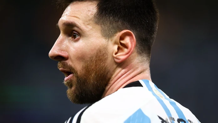 Messi by mal po sezóne prestúpiť do zámoria. Sezónu však dohrá v Paríži